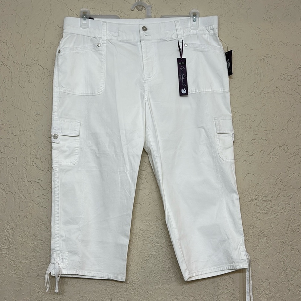 NWT Gloria Vanderbilt size 14P capris. Small blue mark under left back pocket.